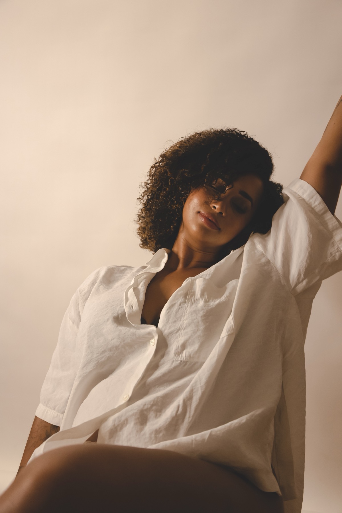Studio portrait in natural light by Story By Blank